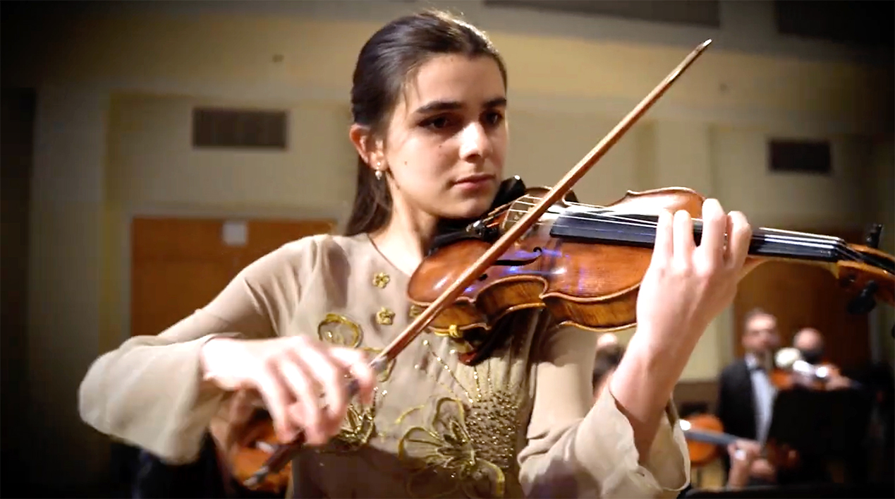 Violinist Isabella Diaz